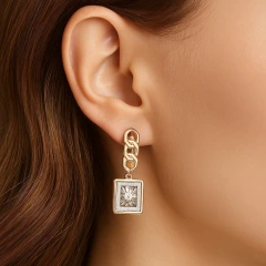 Серьги из красного золота с танцующим бриллиантом