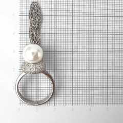 Кольцо из серебра с жемчугом, цирконом и подвеской кисточкой