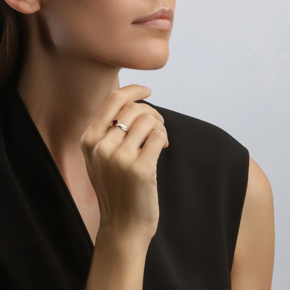 Кольцо из красного золота с гранатом и фианитами