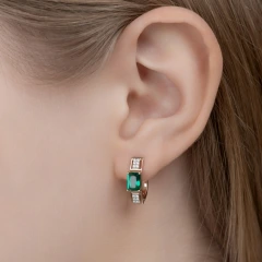 Серьги из красного золота с гидротермальными изумрудами и фианитами