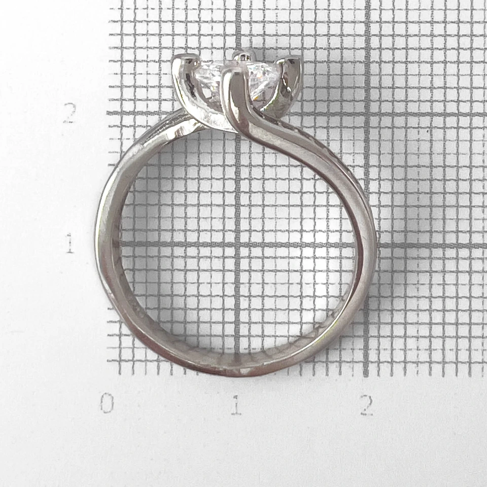 Кольцо из серебра с цирконом