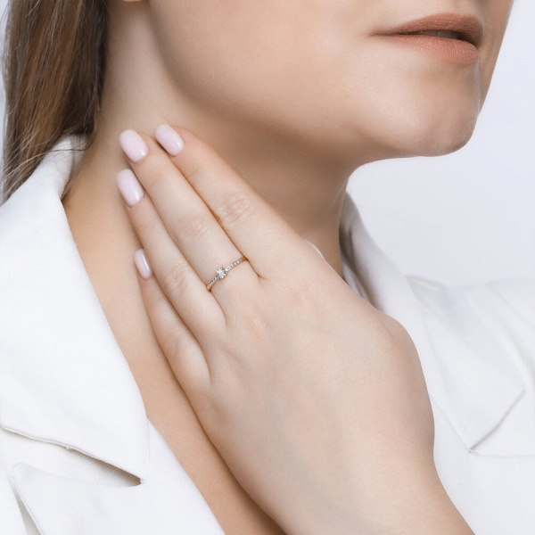 Кольцо из золота с бриллиантом