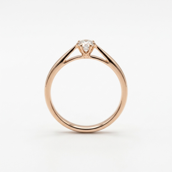 Кольцо из красного золота с бриллиантом