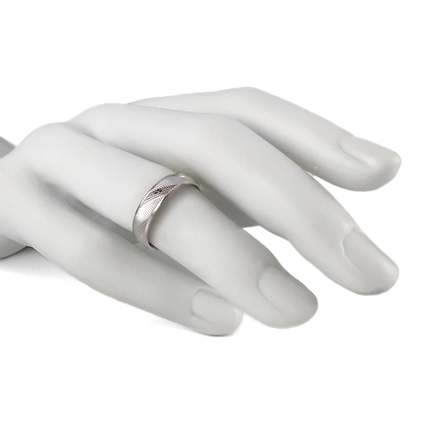 Обручальное кольцо из белого золота с алмазной гранью