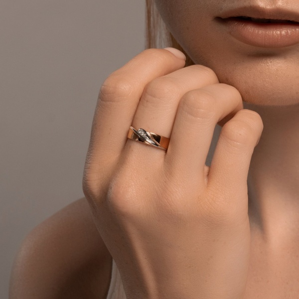 Кольцо из красного золота с фианитами