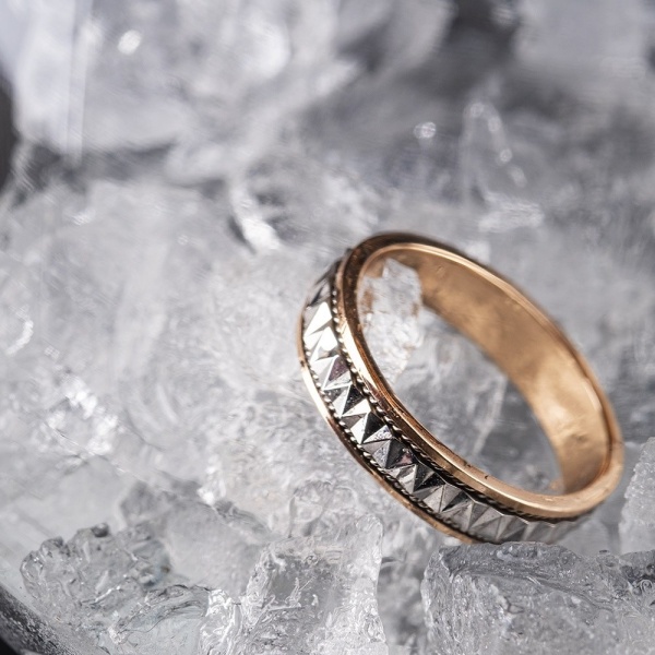 Обручальное кольцо из комбинированного золота с алмазной гранью