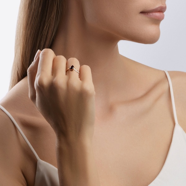 Кольцо из красного золота с гранатом и фианитами