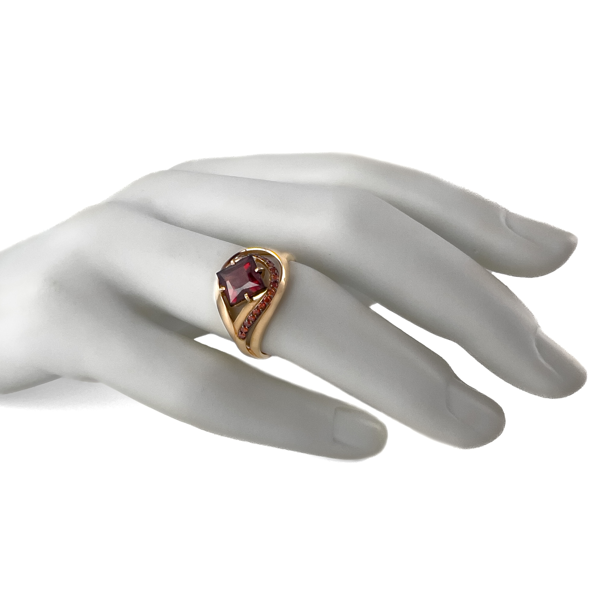 Кольцо из красного золота с гранатом и фианитами