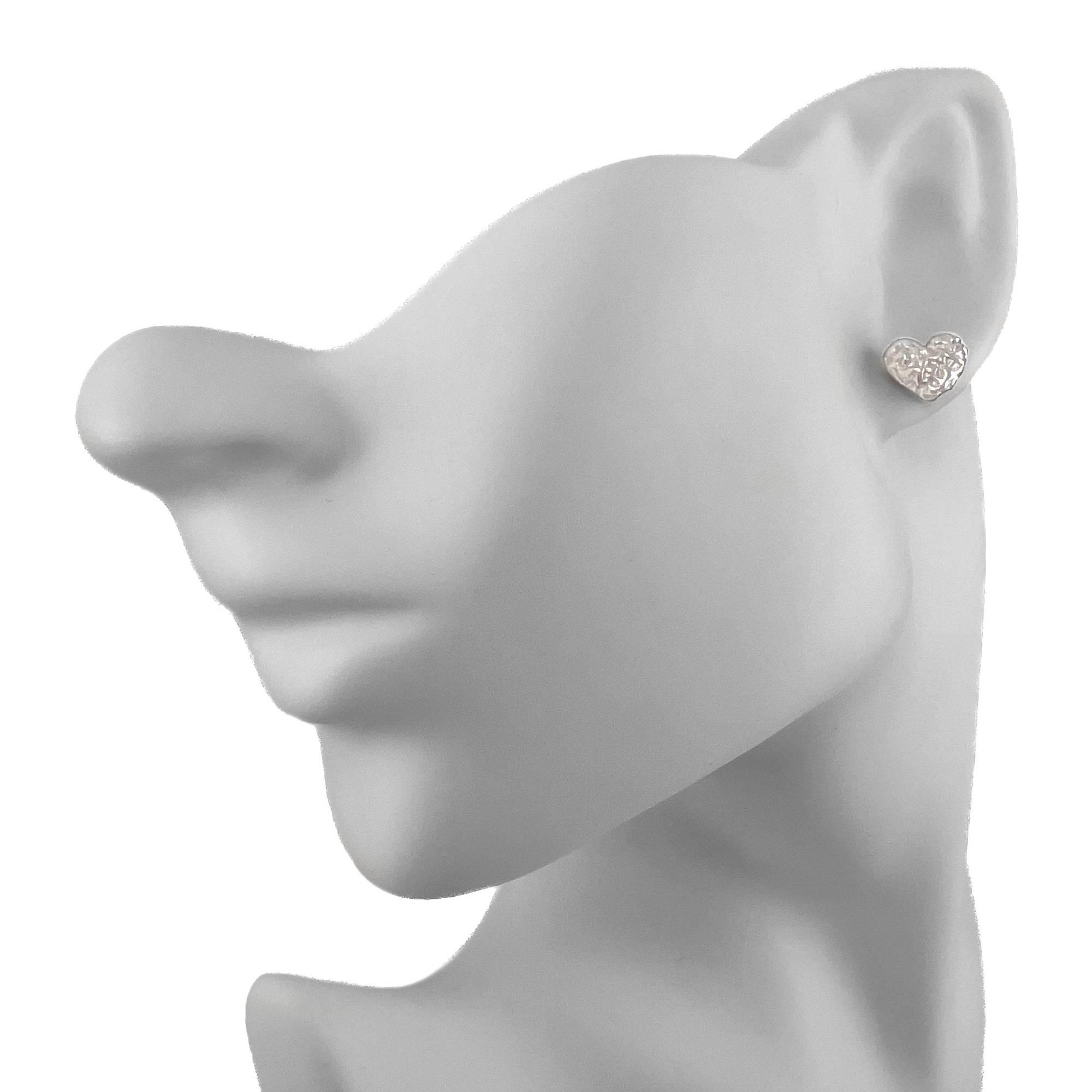 Серьги пусеты из серебра в форме сердца