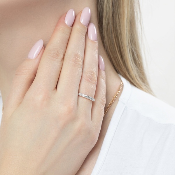 Обручальное кольцо из золота с бриллиантами