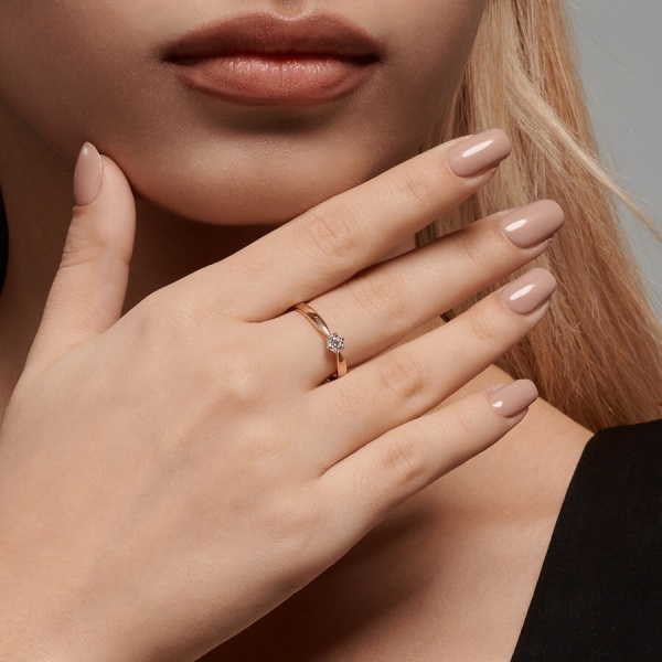 Кольцо из красного золота с бриллиантом