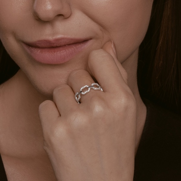 Кольцо из белого золота с фианитами