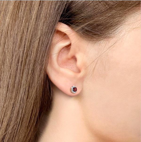 Серьги пусеты из красного золота с гранатом и фианитами