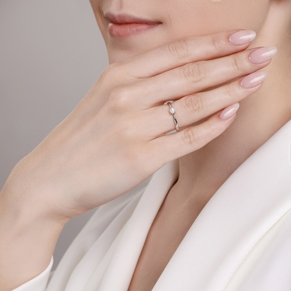 Кольцо из белого золота с бриллиантом