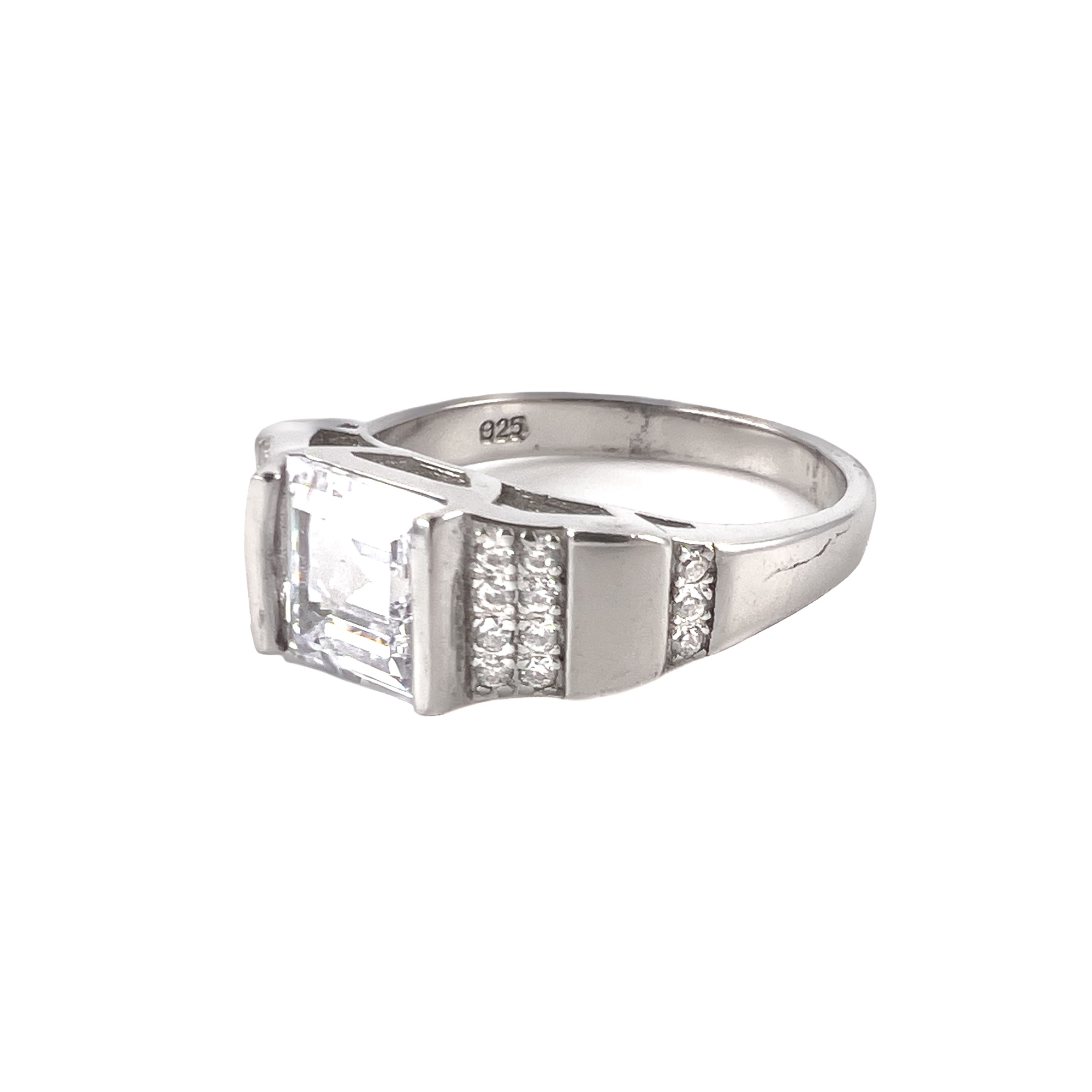 Кольцо из серебра с фианитами