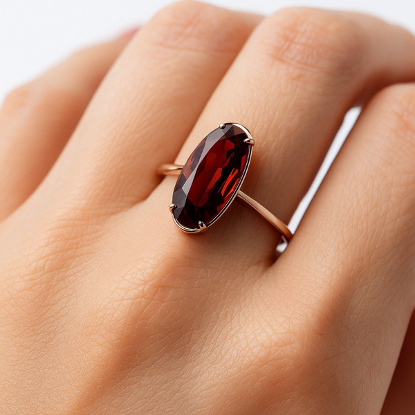 Кольцо из красного золота с гранатом