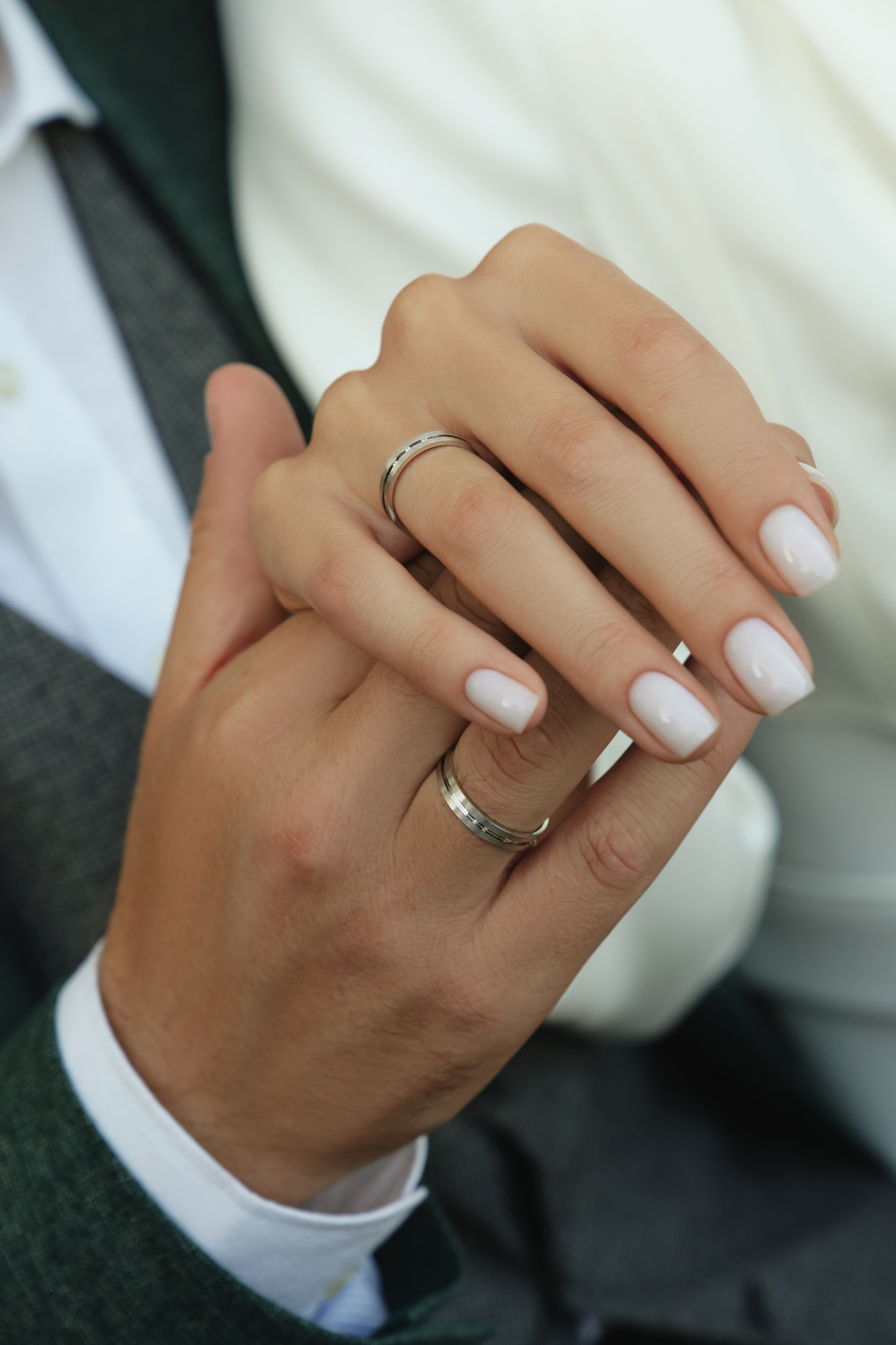 Обручальное кольцо из белого золота с бриллиантами