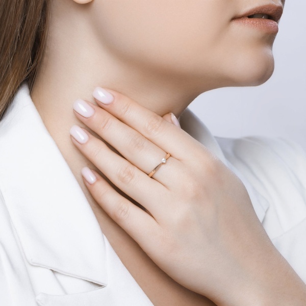 Кольцо из красного золота с бриллиантом