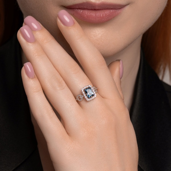 Кольцо из красного золота с топазом и фианитами