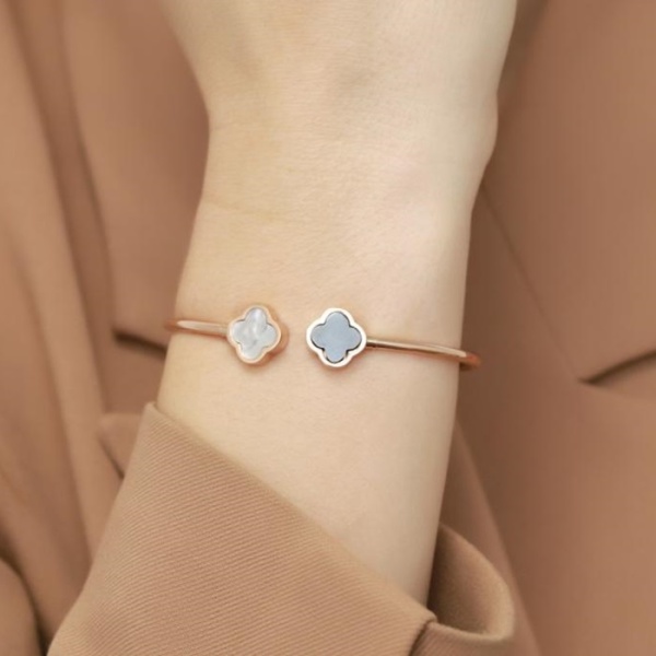 Браслет из красного золота с ониксом и перламутром