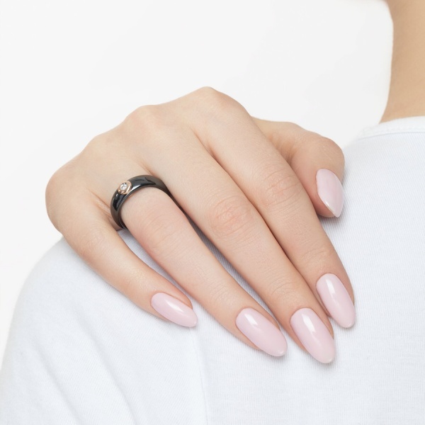 Кольцо из черной керамики с красным золотом и бриллиантом