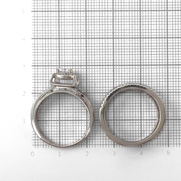 Кольцо из серебра с фианитами