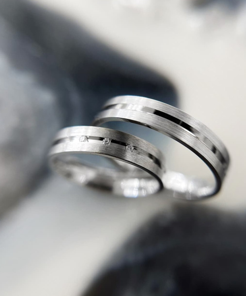 Обручальное кольцо из белого золота с бриллиантами