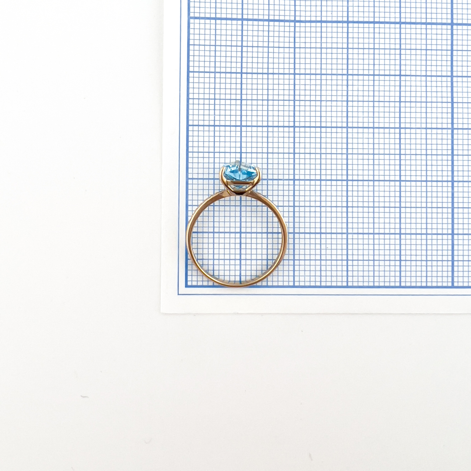 Кольцо из красного золота с топазом и фианитами