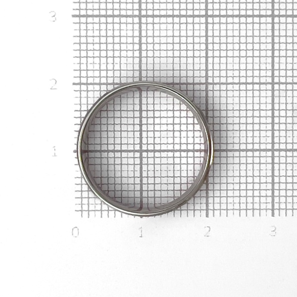 Обручальное кольцо из белого золота с алмазной гранью