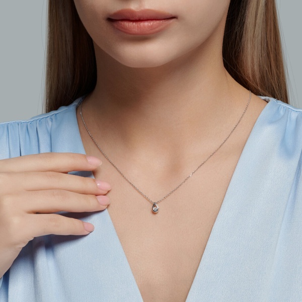 Подвеска из белого золота с бриллиантом «Капелька»