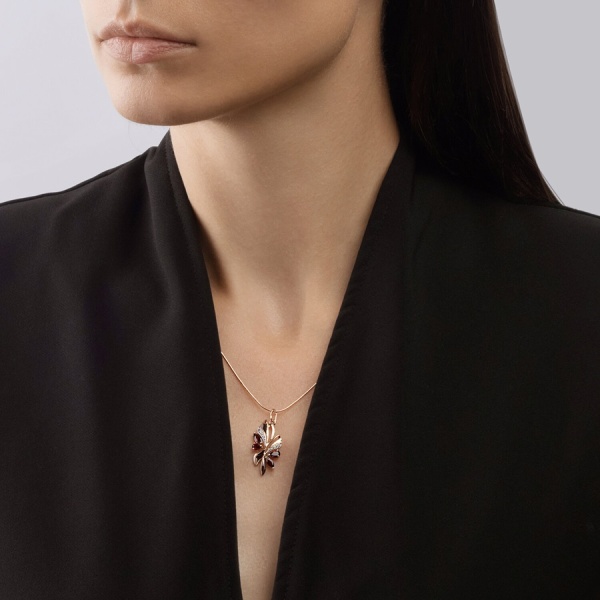 Подвеска из красного золота с гранатами и фианитами