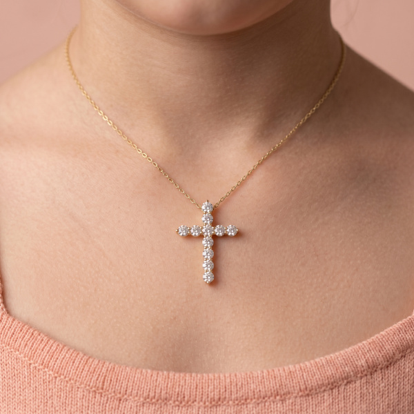 Декоративный крестик из желтого золота с бриллиантами