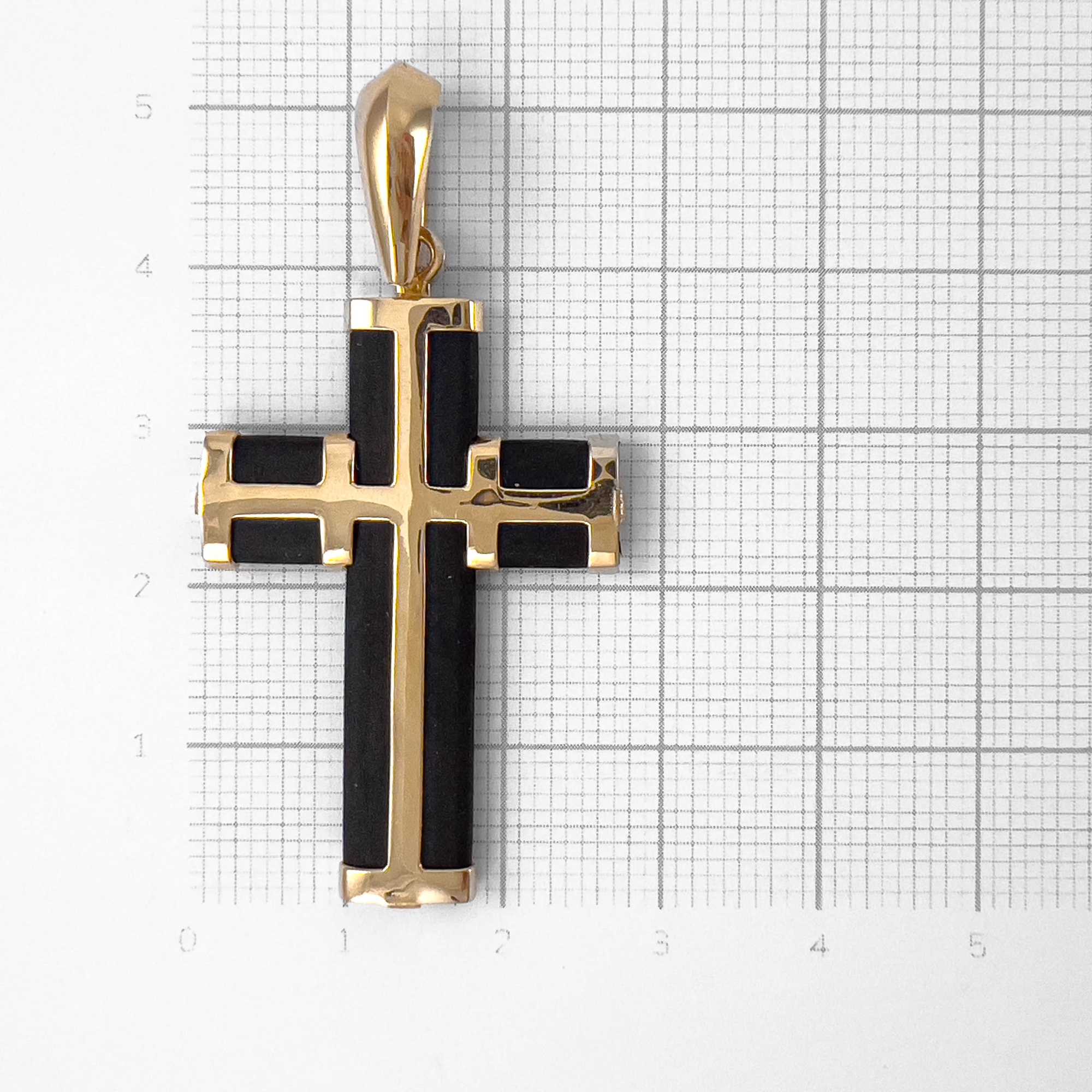 Декоративный крестик из красного золота с каучуком