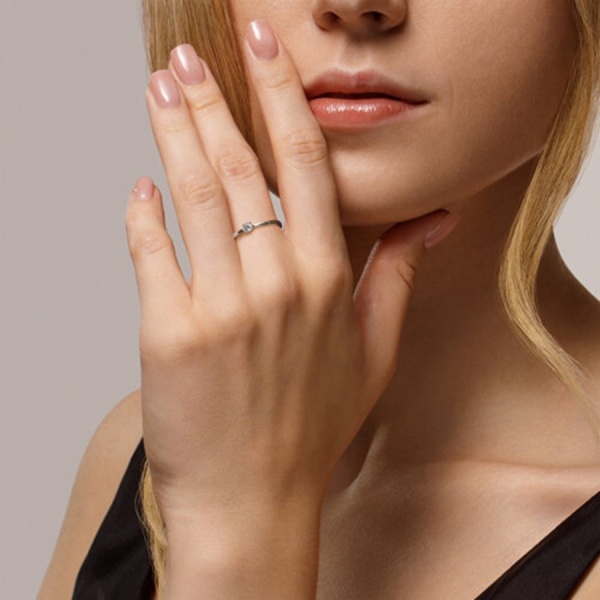 Кольцо из белого золота с бриллиантом