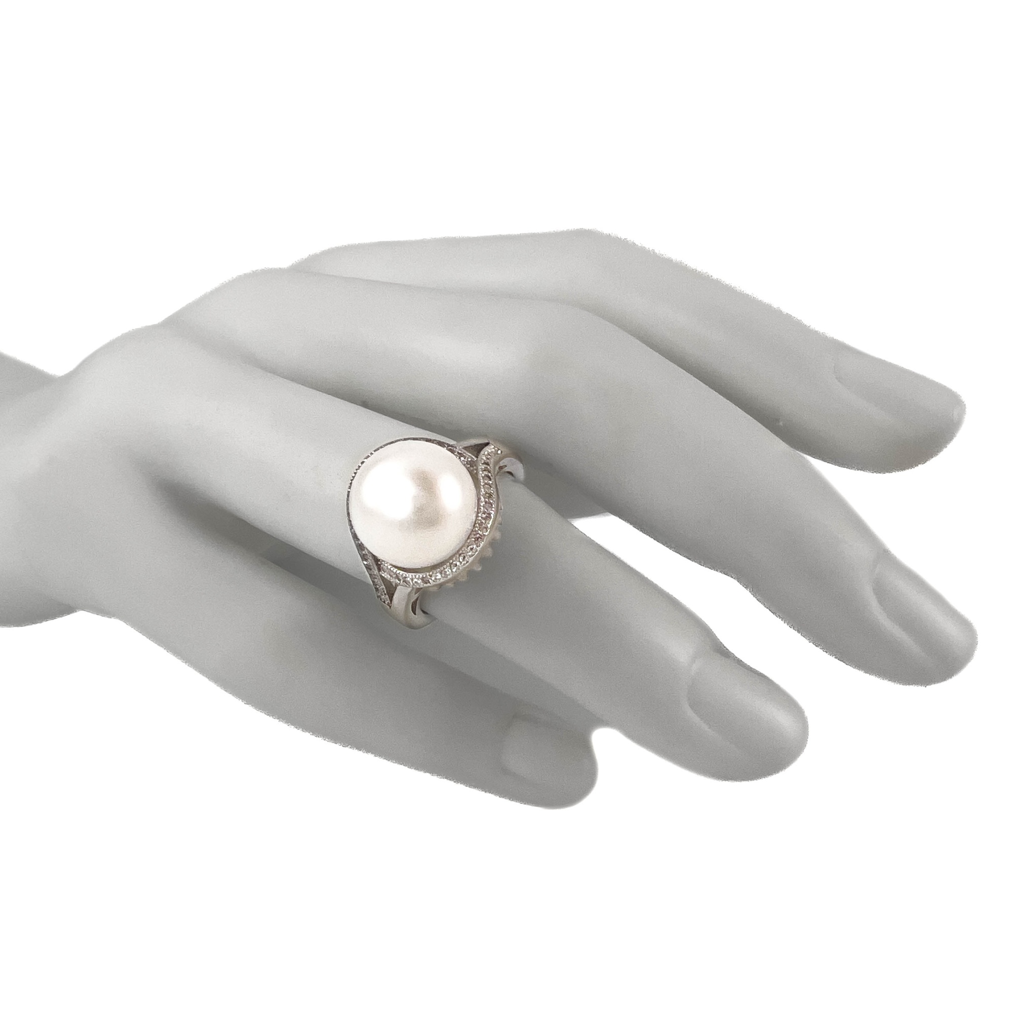 Кольцо из серебра с жемчугом и цирконом