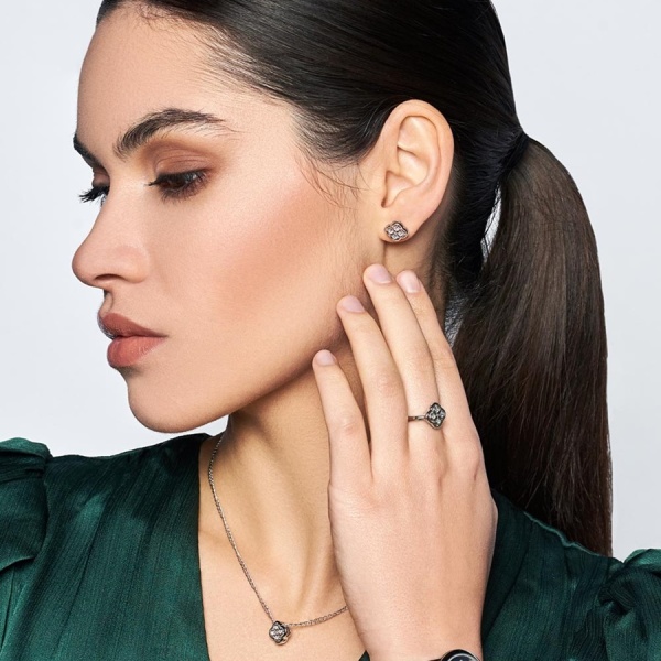 Серьги пусеты из белого золота с бриллиантами