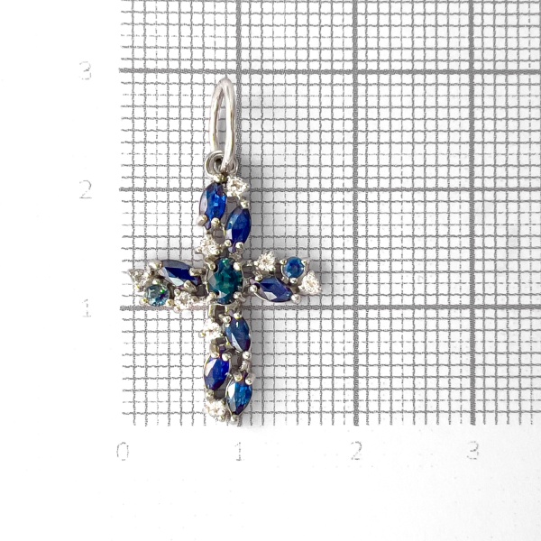 Декоративный крестик из белого золота с сапфиром и топазом