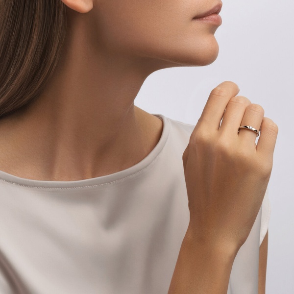 Кольцо из белого золота с бриллиантом