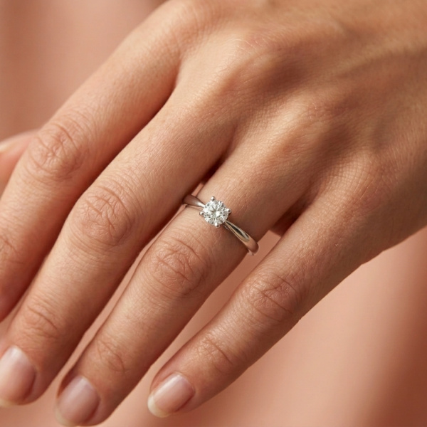 Кольцо из белого золота с бриллиантом