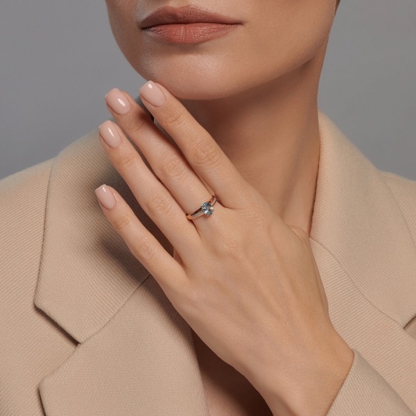 Кольцо из красного золота с топазом и фианитами