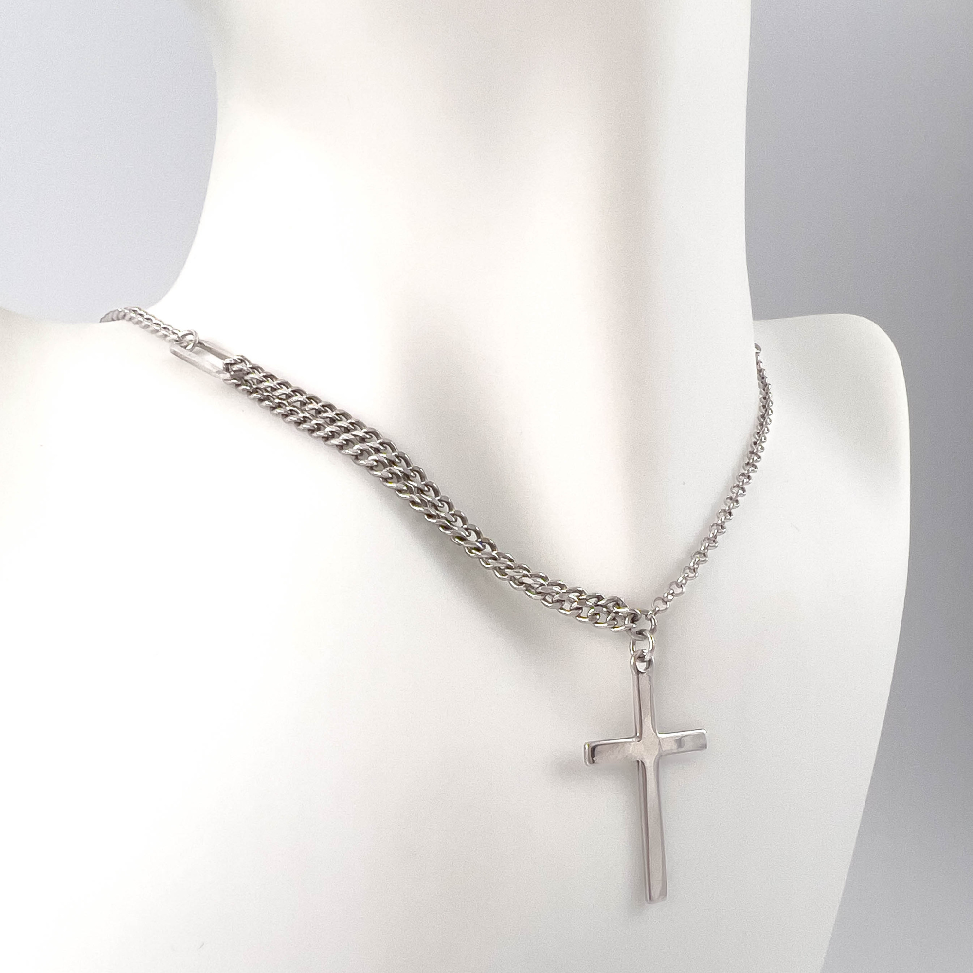 Колье из серебра с декоративным крестиком