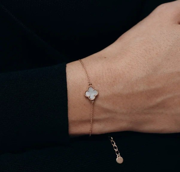 Браслет из красного золота с перламутром