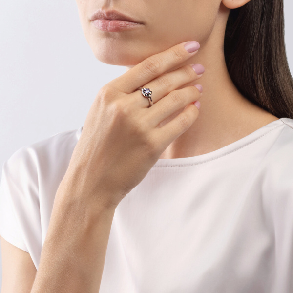 Кольцо из белого золота с танзанитом и бриллиантами