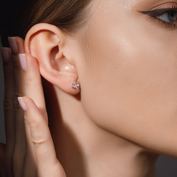 Серьги пусеты из золота с бриллиантами