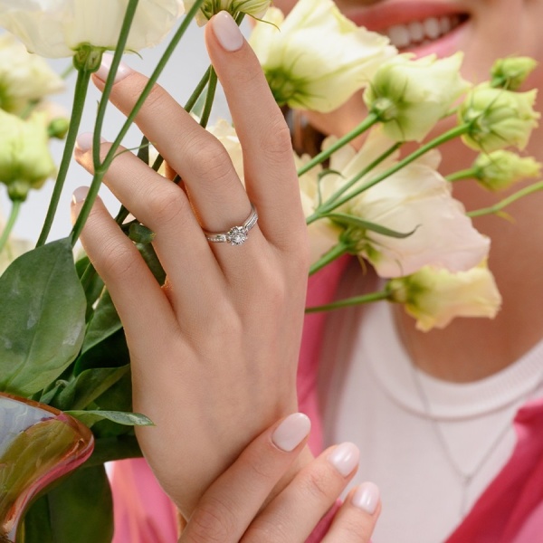 Кольцо из белого золота с бриллиантами