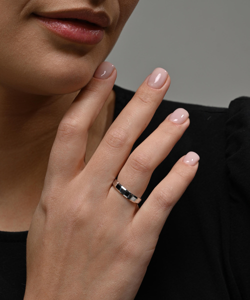 Обручальное кольцо из белого золота