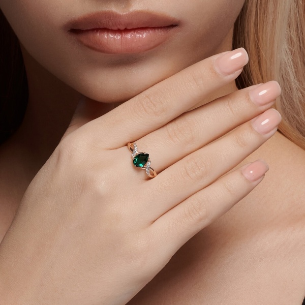 Кольцо из красного золота с гидротермальным изумрудом и фианитами