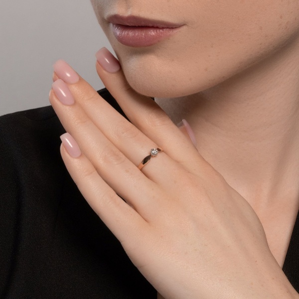 Кольцо из красного золота с бриллиантом