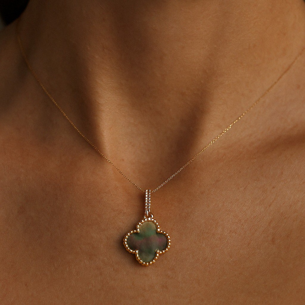 Подвеска «Клевер» из красного золота с перламутром