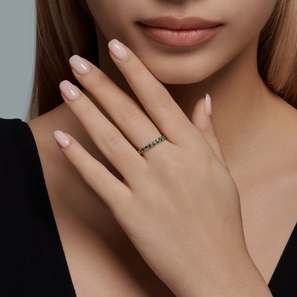 Кольцо из красного золота с гидротермальными изумрудами